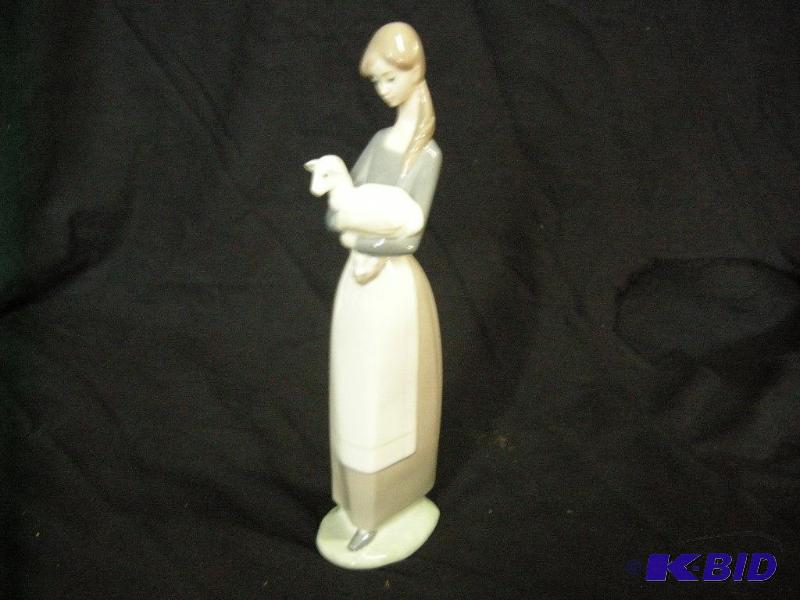lot 106 image: Lladro figurine