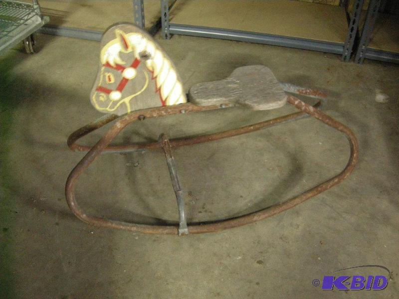 lot 14 image: Vintage hobby horse