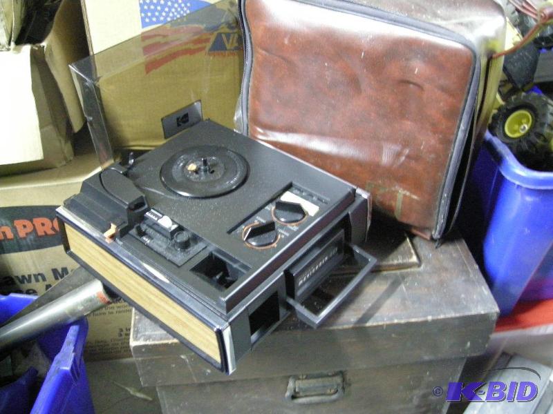 lot 25 image: Vintage Kodak MovieDeck 445 projector