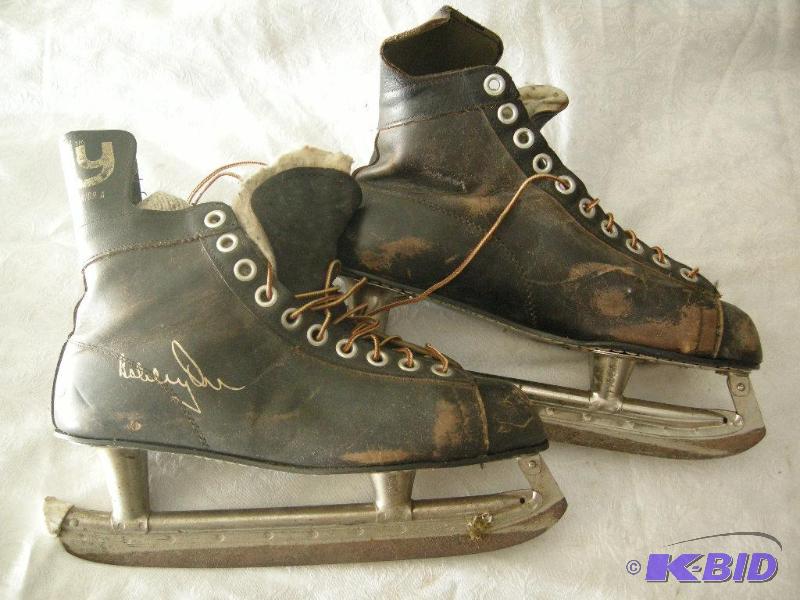 lot 5 image: Bobby Orr Signature skates