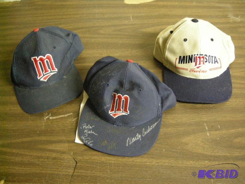 lot 70 image: MN Twins capsautographs