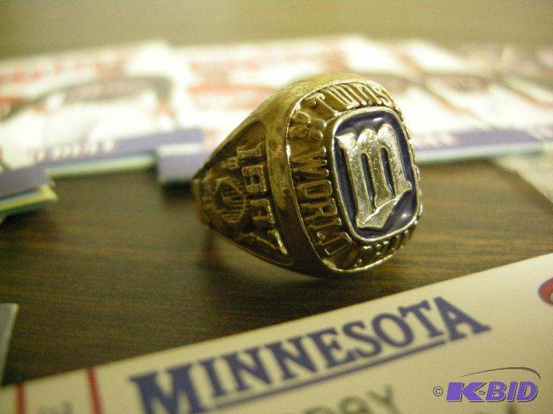 lot 77 image: 1987 Twins Ring