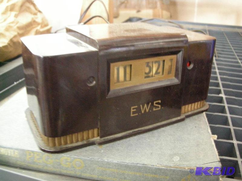 lot 97 image: Old GE clock