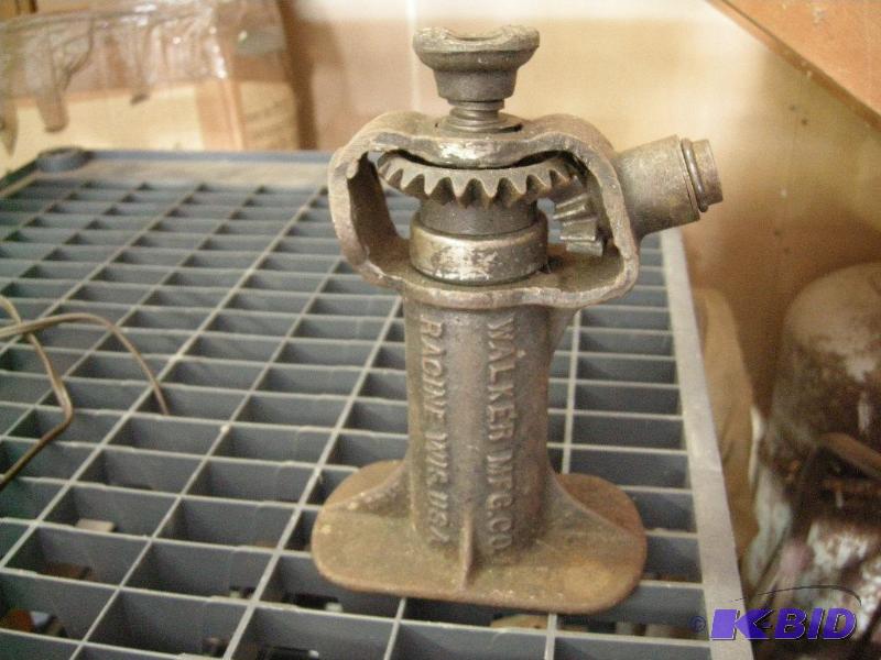 lot 98 image: Walker bottle jack