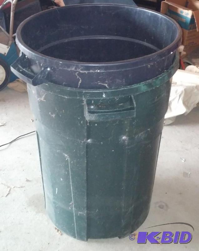 lot 41 image: Lot of 2 32 gal Trashcans...