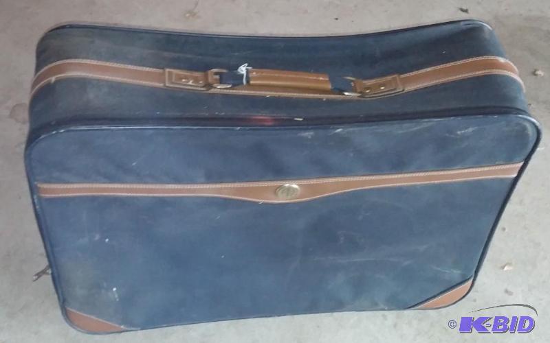 lot 42 image: Soft side suit case, excellent condition with...