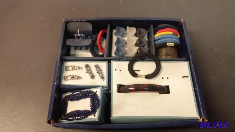 lot 32 image: Lot of Hair Clips and Bands...