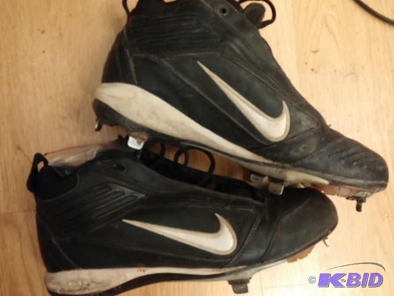 Size 8 Nike Cleats with interchangeable Cleat...