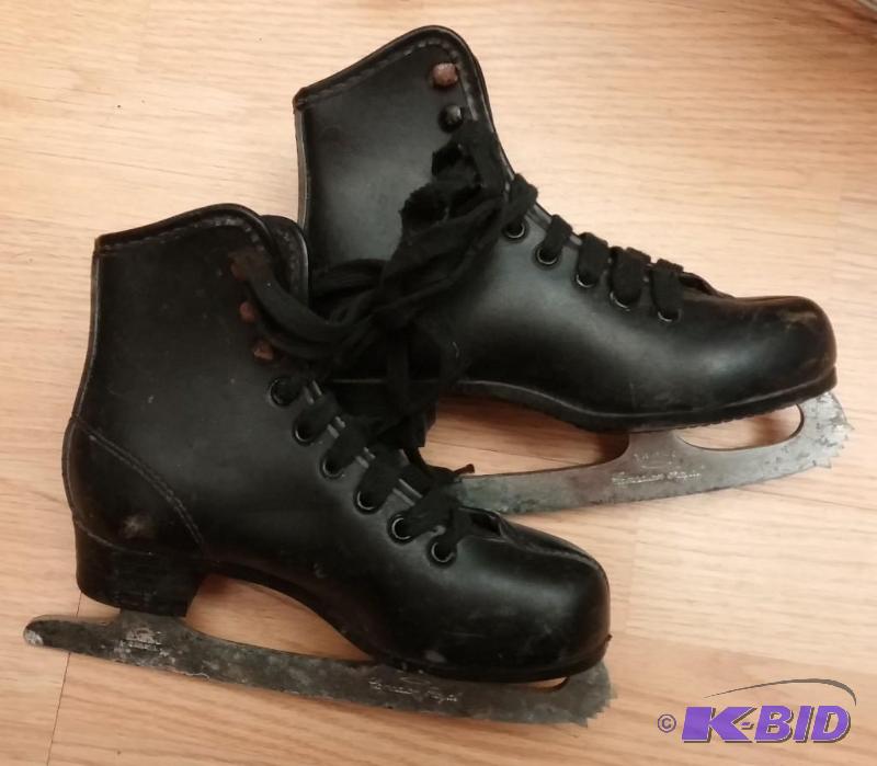Size 12 Boys Ice Skates by Canadian Royal...