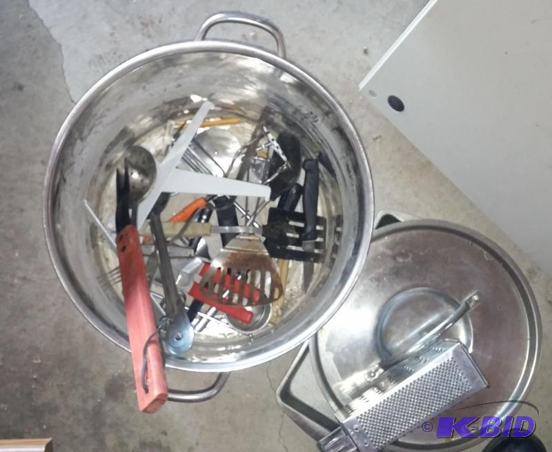 Large Lot of kitchen Utensils...