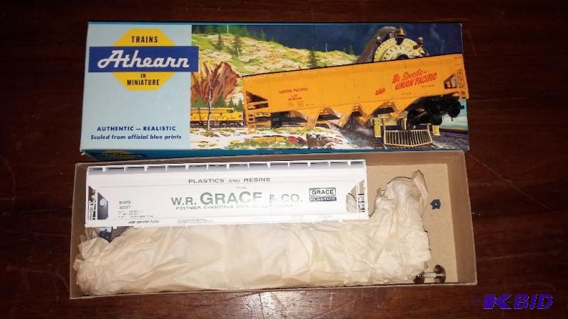 HO Car, vintage but still in box...