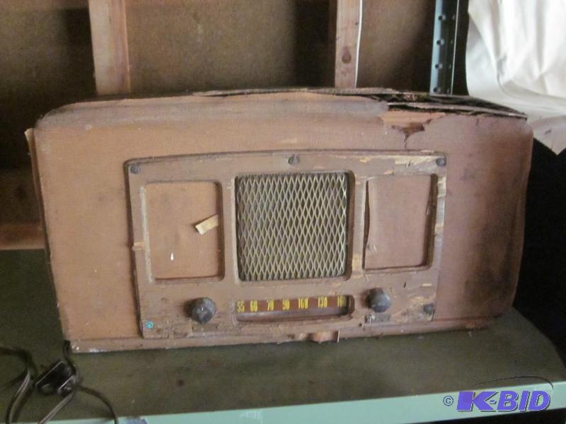 Vintage Radio with wood surround, wood is de-...
