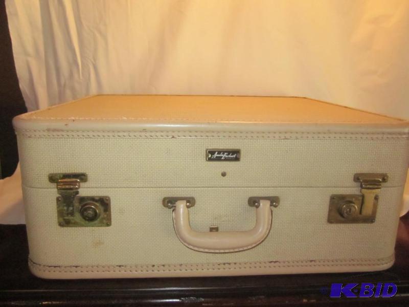 RARE Vintage Amelia Earhart suitcase, in exce...