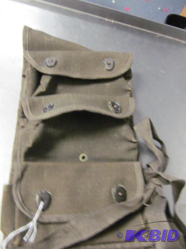 lot 18 image: Canadian 3 grenade pouch