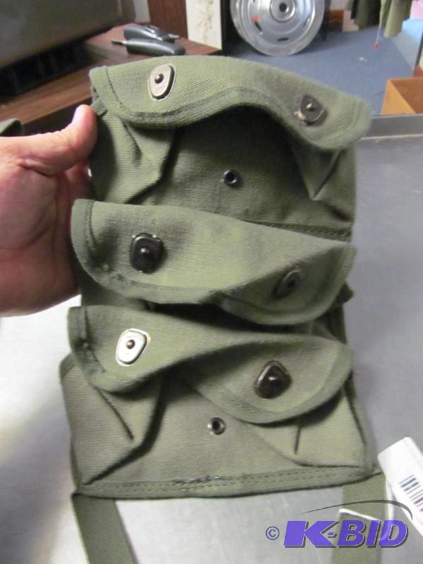 lot 19 image: Canadian 3 grenade pouch