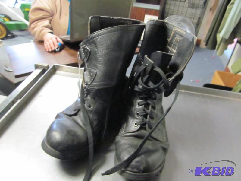 lot 22 image: military combat boots  size 29