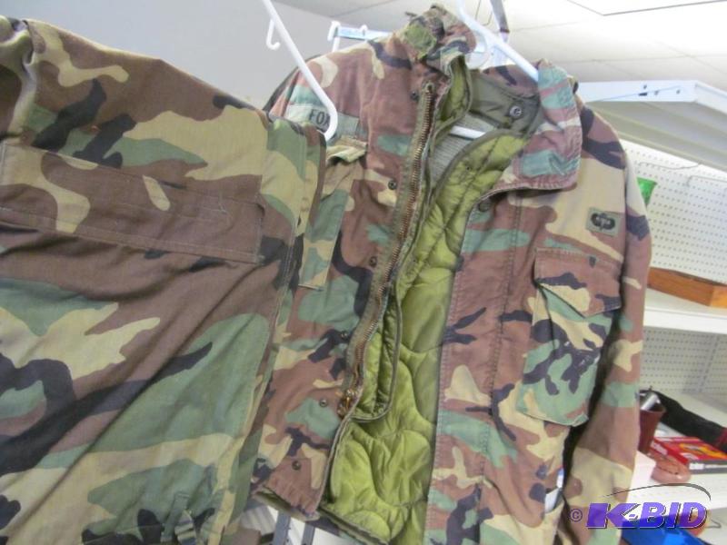 lot 29 image: 1980,s USA cold weather jacket and pants size med with liner