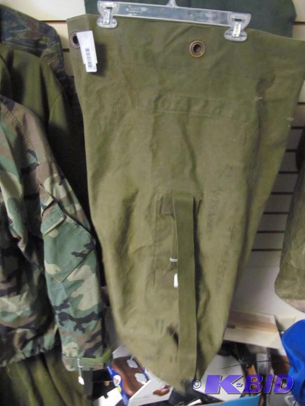 lot 32 image: US military  duffle bag
