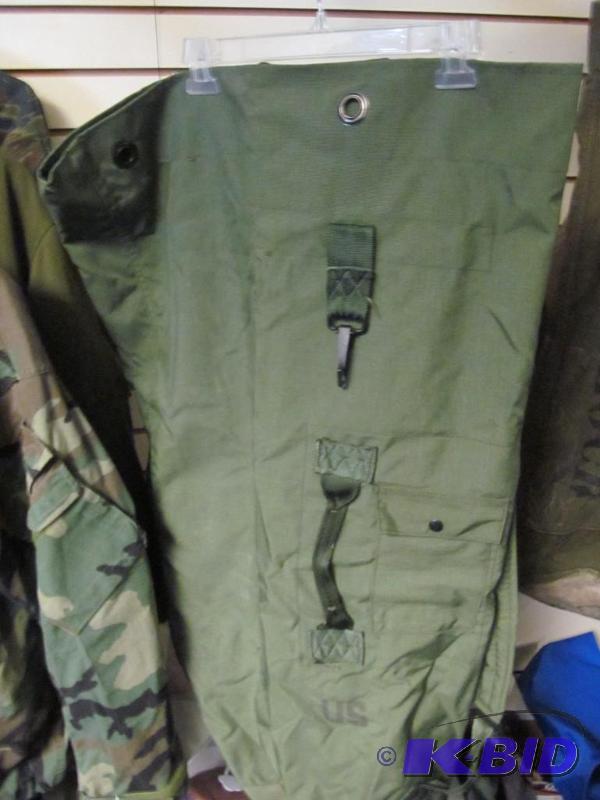 lot 33 image: US military duffle bag