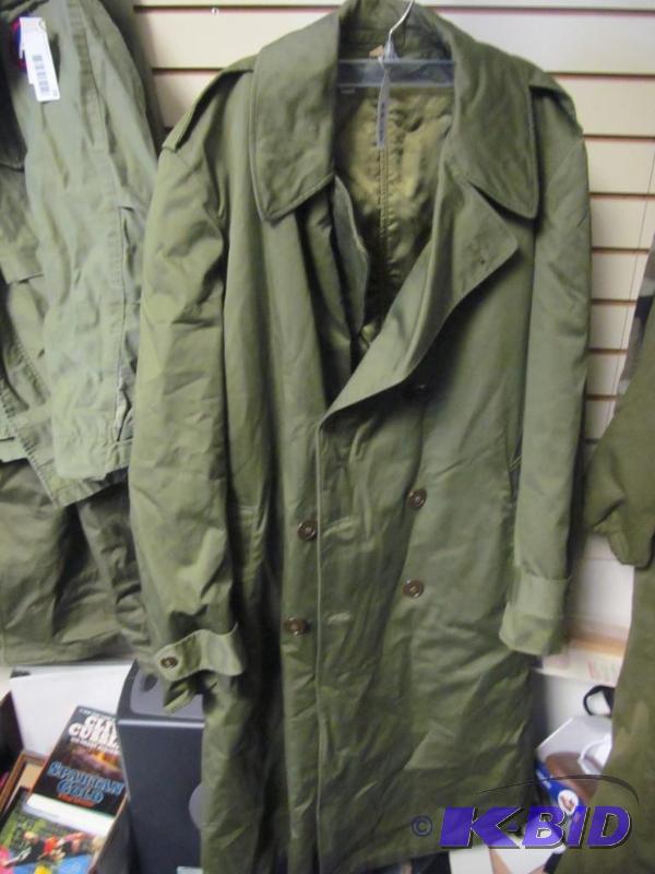 lot 37 image: US Army cold weather long jacket  size med reg