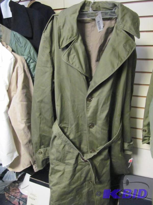 lot 39 image: US Army cold weather long jacket size long med