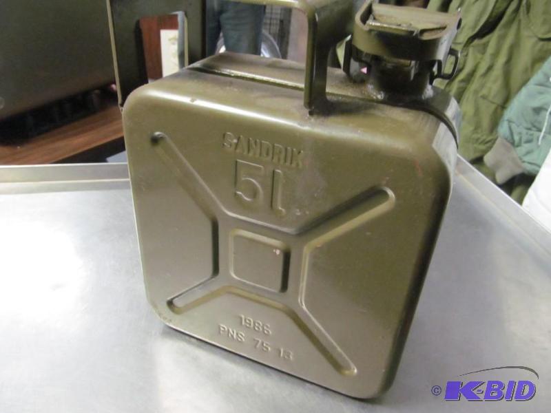 lot 6 image: 1986 European 5 l oil can