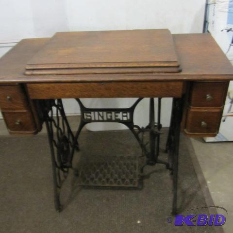 lot 151 image: Singer Treadle Sew Machine