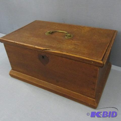 lot 51 image: Vintage Oak Trunk