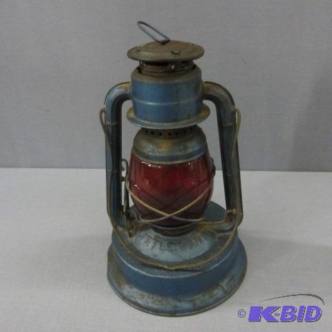 lot 69 image: Dietz Little Giant Lantern
