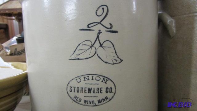 lot 7 image: Union Stoneware Crock