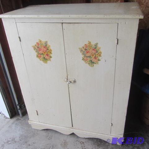 lot 92 image: Vintage Cupboard