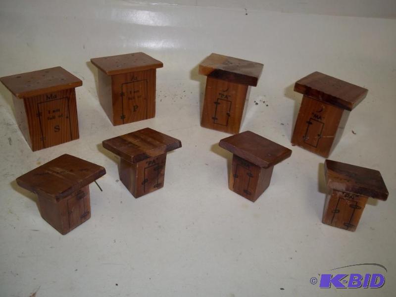4 PAIR OF WOOD OUTHOUSE SALT AND PEPPER SHAKE...