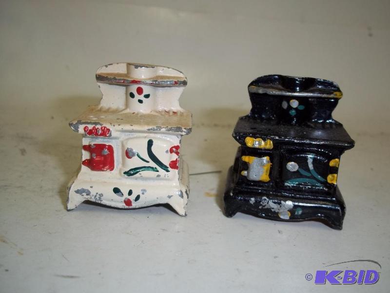 VINTAGE COOK STOVE SALT AND PEPPER SHAKER SET...