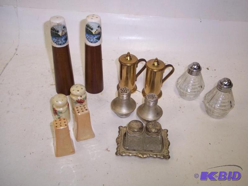 LOT OF 7 SALT AND PEPPER SHAKER SETS   WOOD W...