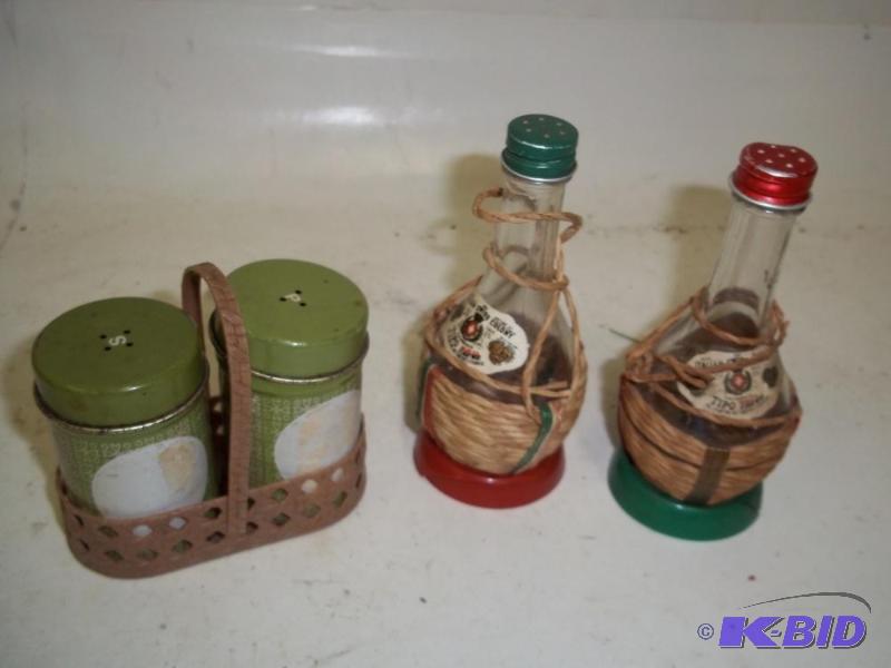 2 SETS OF VINTAGE LOOKING SALT AND PEPPER SHA...