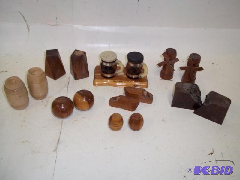 8 SETS OF SALT AND PEPPER SHAKERS   6 WOOD SE...