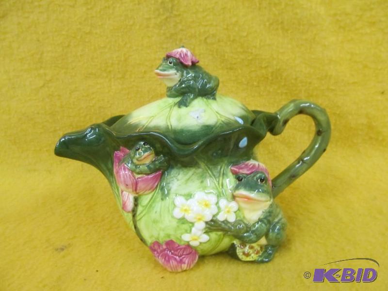 lot 12 image: Teapot