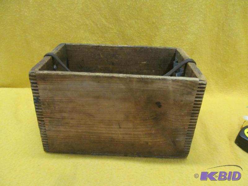 lot 144 image: Box