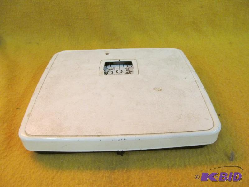 lot 42 image: Scale