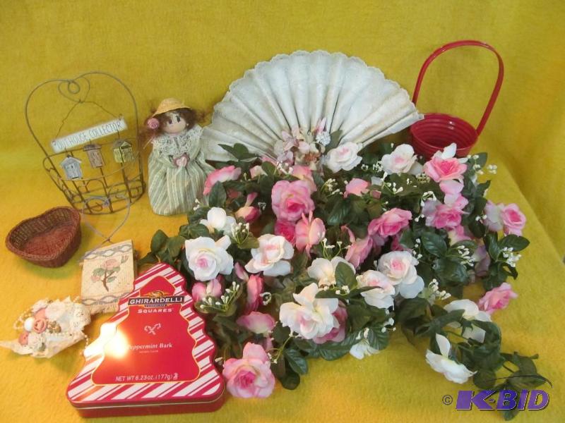 lot 73 image: Decor