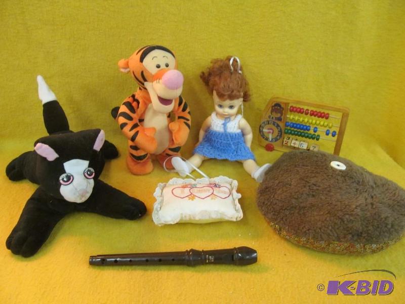 lot 75 image: Stuffed Animal