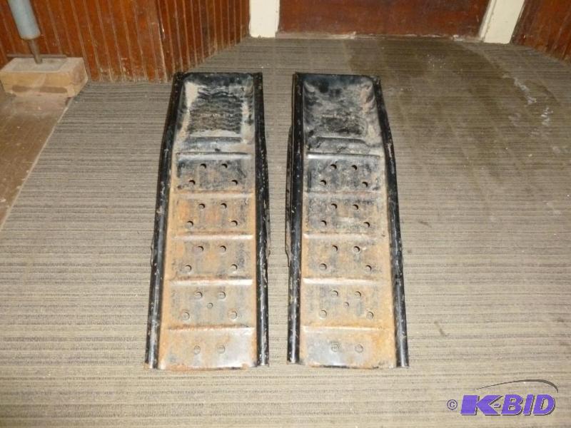 lot 10 image: A pair of heavy duty 7,000 lbs. steel car ram...
