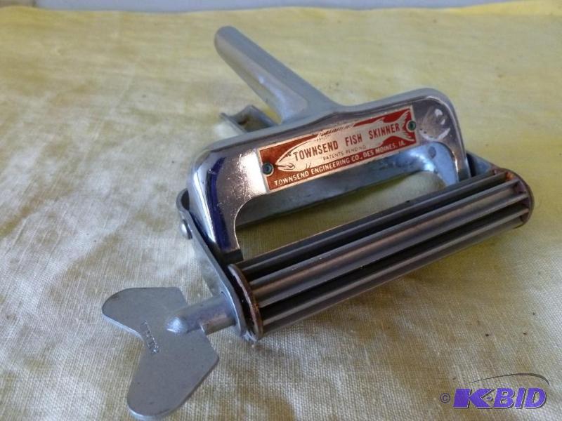 lot 110 image: Vintage Townsend metal hand fish skinner, goo...