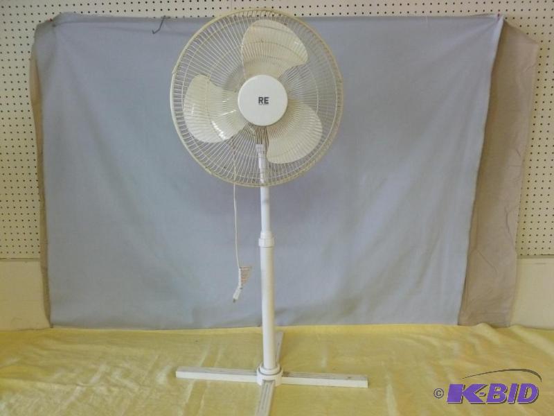 lot 13 image: Room Essentials 16" three speed oscillat...