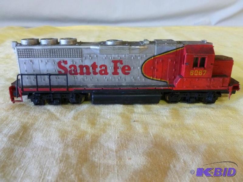 lot 150 image: Santa Fe HO Scale powered locomotive, has a c...