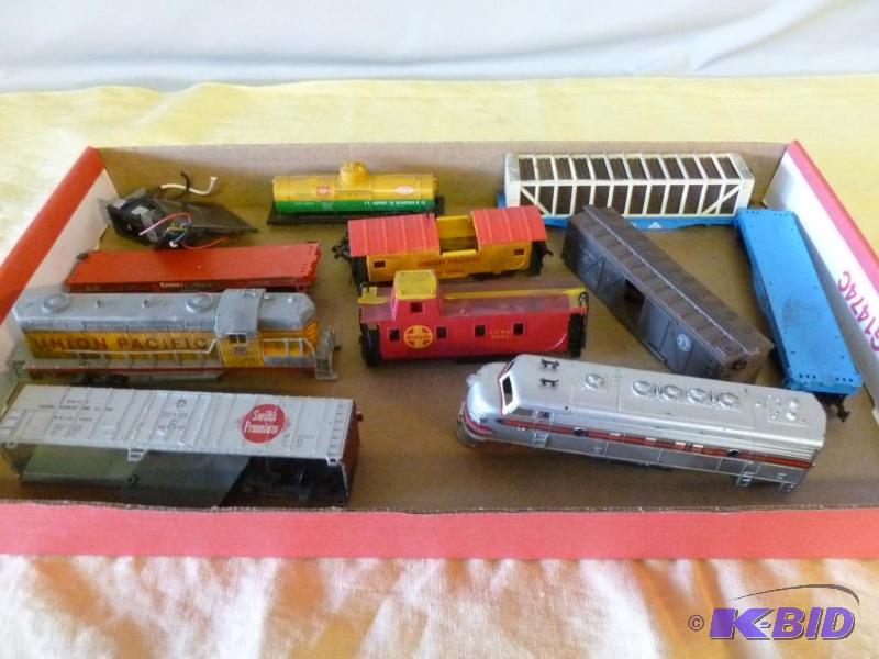 lot 152 image: Large lot of HO Scale train cars for parts or...
