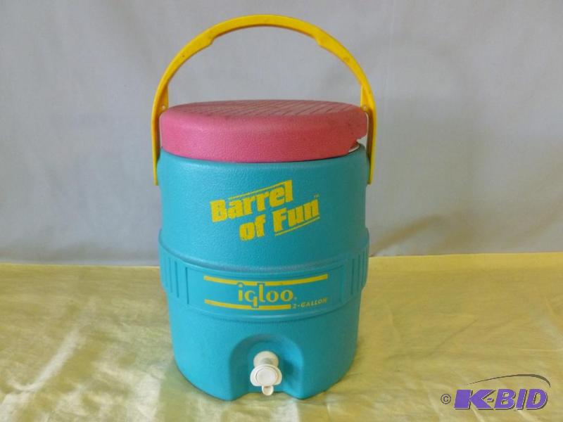 lot 25 image: Igloo Barrel Of Fun 2 gallon water cooler, go...