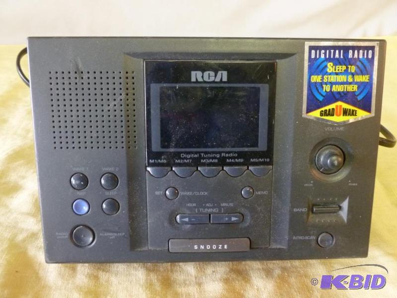 lot 41 image: RCA Grad U Wake digital radio alarm clock mod...