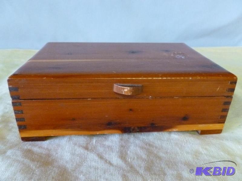 lot 56 image: Vintage dovetailed cedar keepsake box that me...