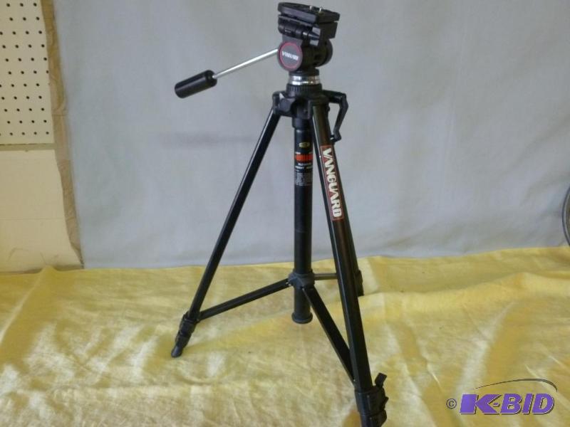 lot 80 image: Vanguard heavy duty camera tri-pod....